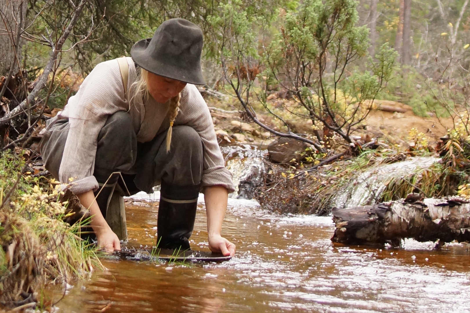 Gold Panning in Tankavaara Gold Village I Kullanhuuhdontaa Tankavaaran Kultakylässä